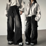 Брюки-чиносы с принтом и стиркой, карманами-карго, с защипами и шнурком на талии, свободного кроя