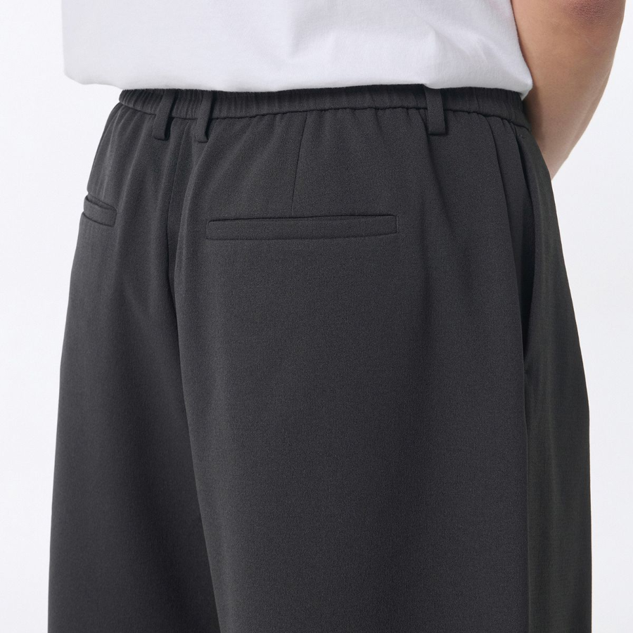 Crepe One-Tuck Wide Banding Shorts [Dark Gray]