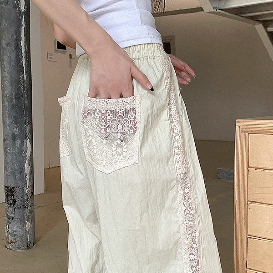 Широкие брюки с эластичным поясом и кружевной отделкой по бокам