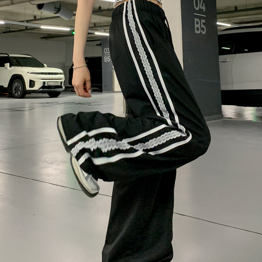 Широкие трикотажные брюки с кружевной отделкой и эластичным поясом