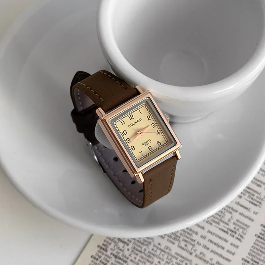 Classic Square Suede Watch — классические часы с квадратным циферблатом и замшевым ремешком