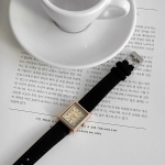 Classic Square Suede Watch — классические часы с квадратным циферблатом и замшевым ремешком