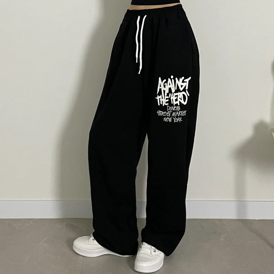 Удлинённые широкие тренировочные брюки в стритстайле с английским принтом