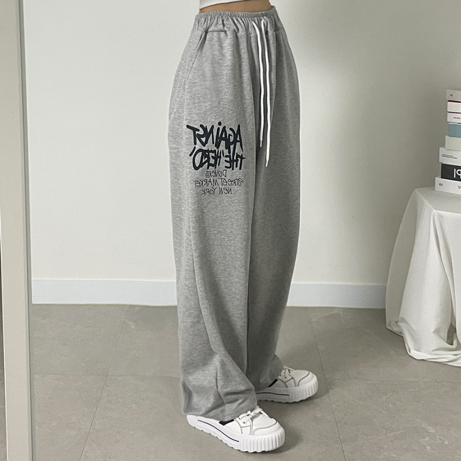 Удлинённые широкие тренировочные брюки в стритстайле с английским принтом