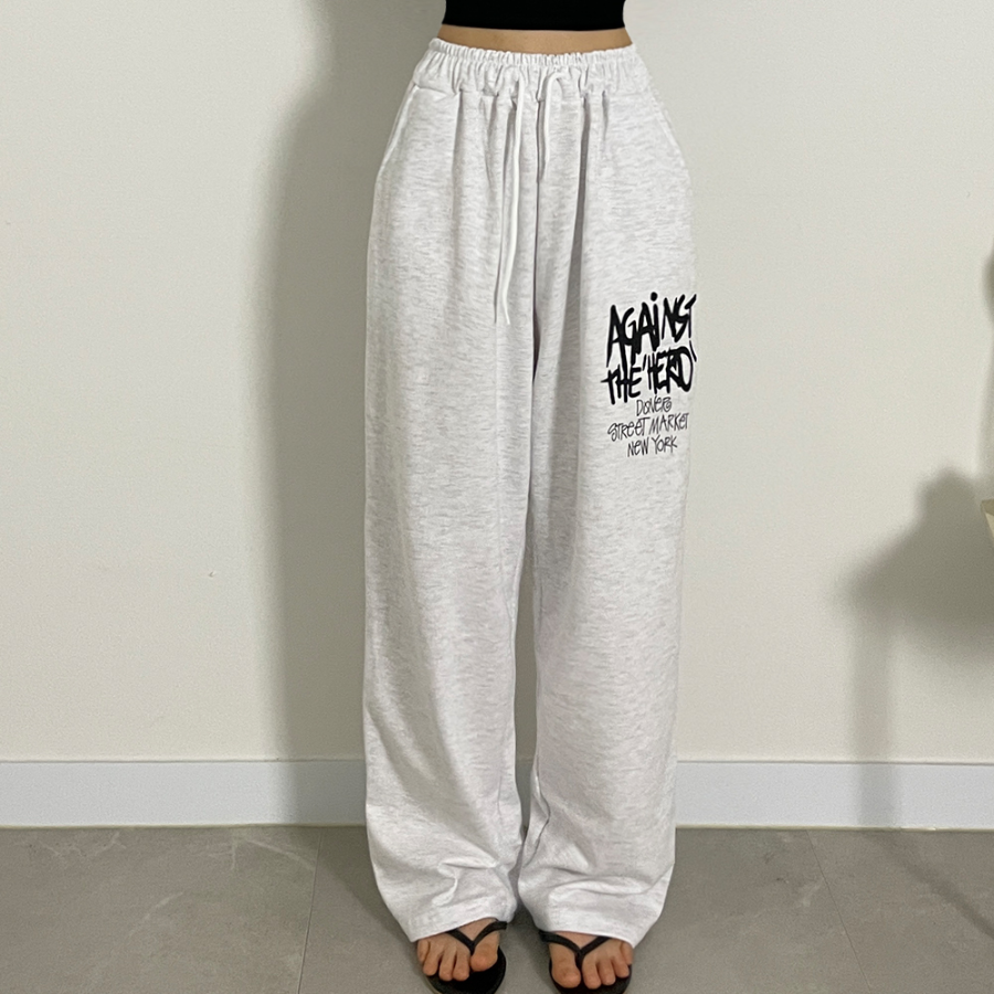 Удлинённые широкие тренировочные брюки в стритстайле с английским принтом