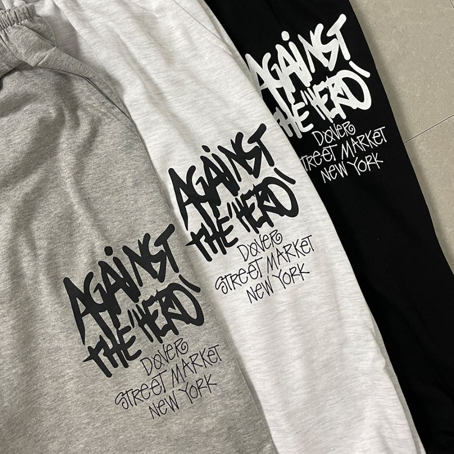 Удлинённые широкие тренировочные брюки в стритстайле с английским принтом