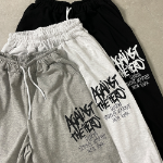 Удлинённые широкие тренировочные брюки в стритстайле с английским принтом