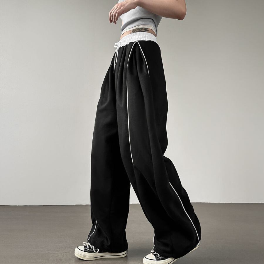 Спортивные брюки с контрастной боковой линией, защипами и кулиской