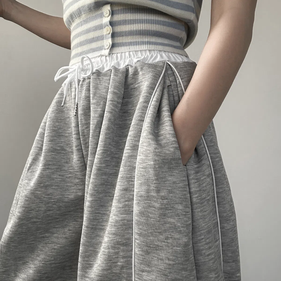 Спортивные брюки с контрастной боковой линией, защипами и кулиской