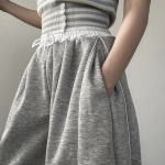 Спортивные брюки с контрастной боковой линией, защипами и кулиской