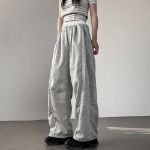 Спортивные брюки с контрастной боковой линией, защипами и кулиской