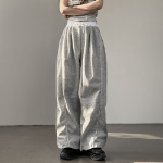 Спортивные брюки с контрастной боковой линией, защипами и кулиской