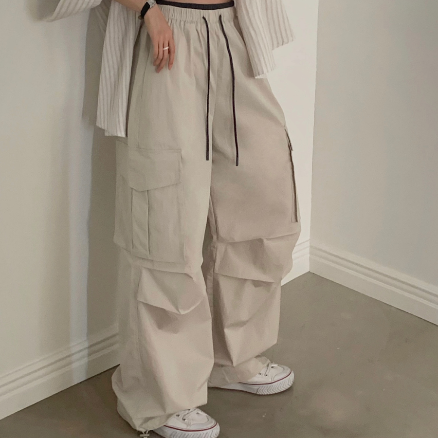 Контрастные широкие карго-брюки со шнурком и вставками