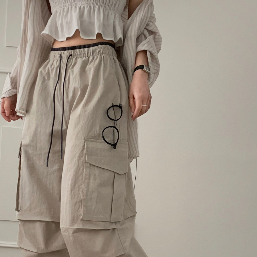 Контрастные широкие карго-брюки со шнурком и вставками