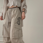 Контрастные широкие карго-брюки со шнурком и вставками