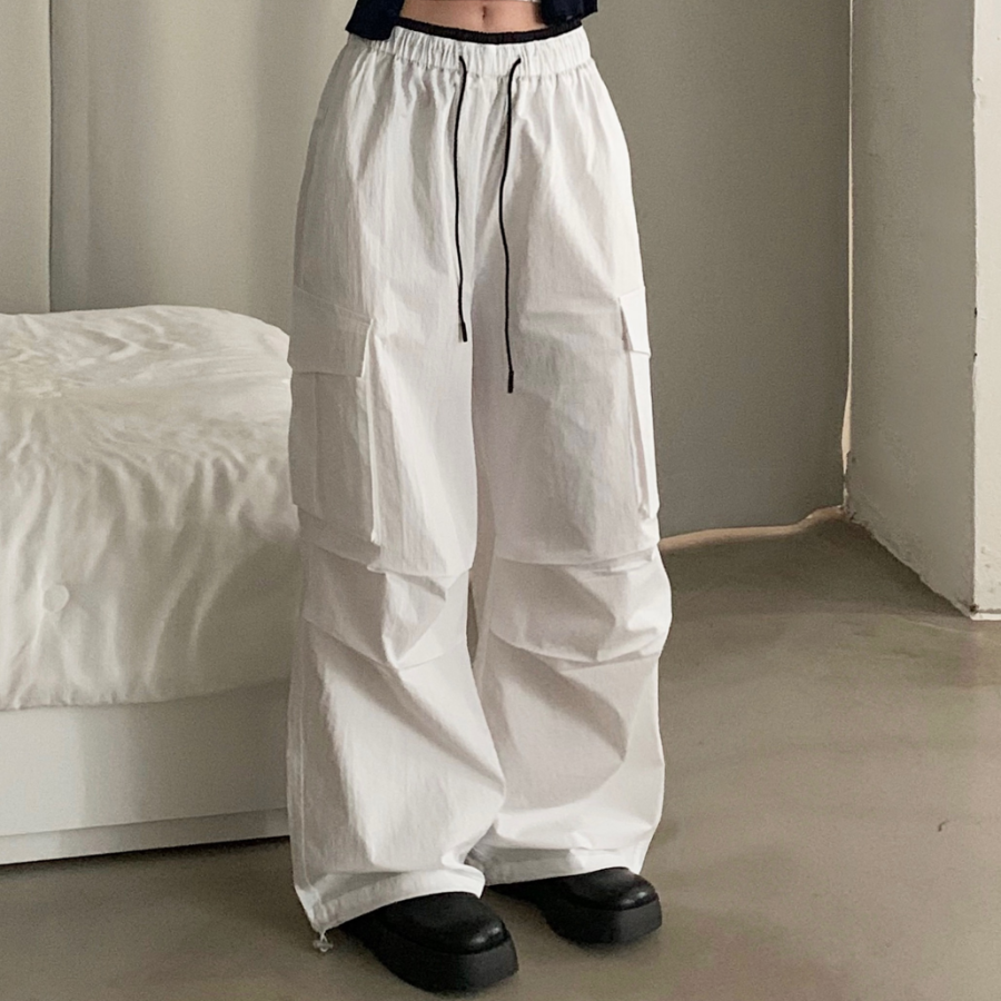 Контрастные широкие карго-брюки со шнурком и вставками