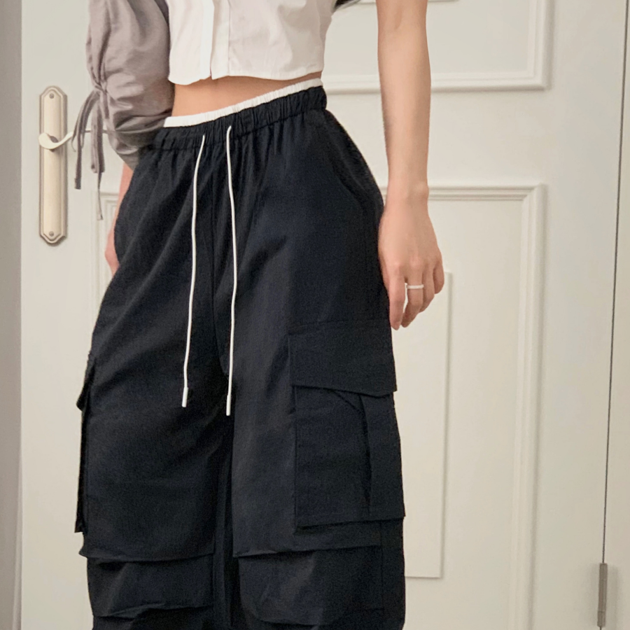 Контрастные широкие карго-брюки со шнурком и вставками