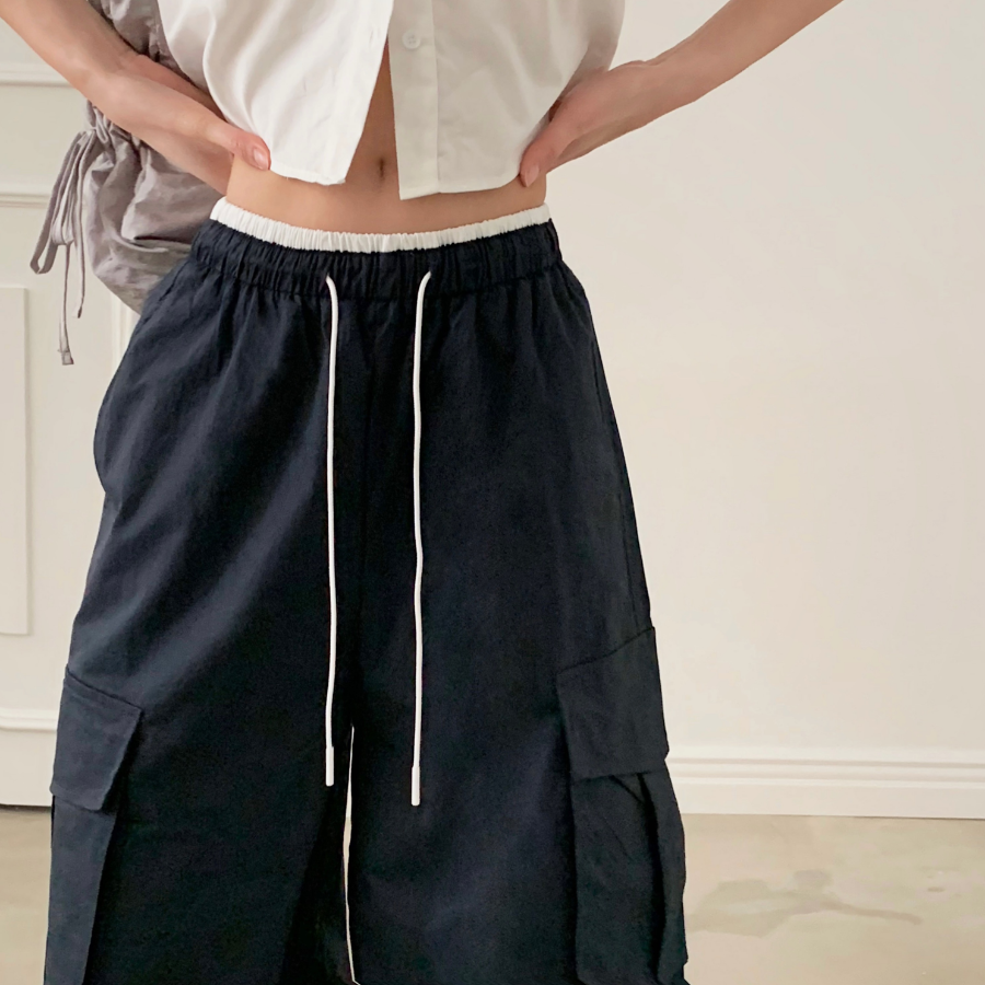 Контрастные широкие карго-брюки со шнурком и вставками