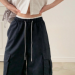 Контрастные широкие карго-брюки со шнурком и вставками