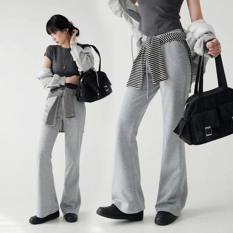 Свободные удлинённые трикотажные брюки с клёшем