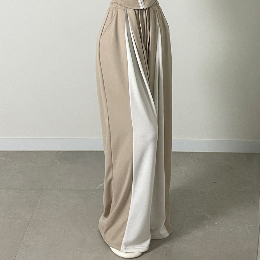 Широкие трикотажные брюки с контрастными вставками и защипами