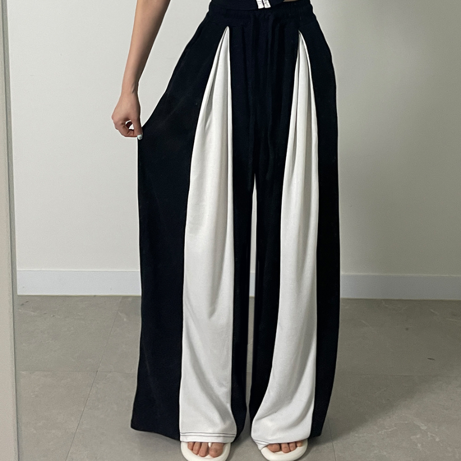 Широкие трикотажные брюки с контрастными вставками и защипами