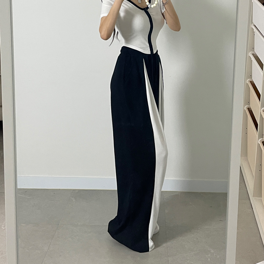 Широкие трикотажные брюки с контрастными вставками и защипами