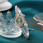 Slide Metal Watch (Green) — женские наручные часы в металлическом корпусе с минималистичным дизайном и акцентным зелёным циферблатом