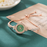 Slide Metal Watch (Green) — женские наручные часы в металлическом корпусе с минималистичным дизайном и акцентным зелёным циферблатом