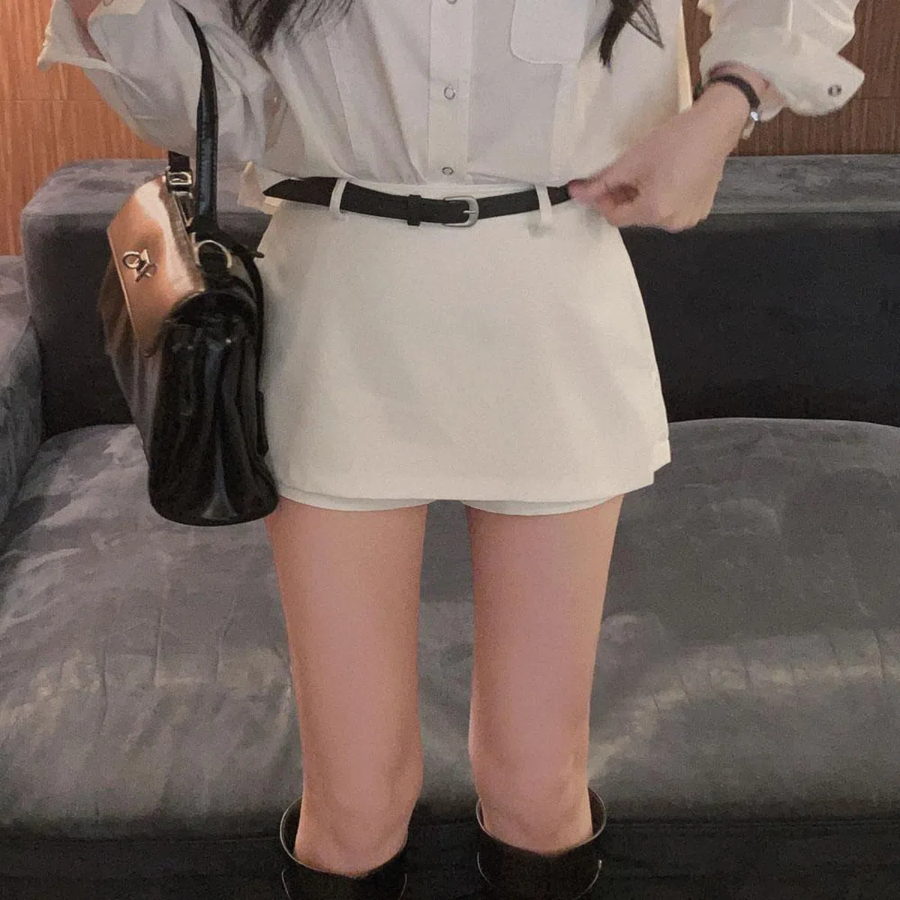 Мини-юбка-шорты с разрезом и ремнём в комплекте