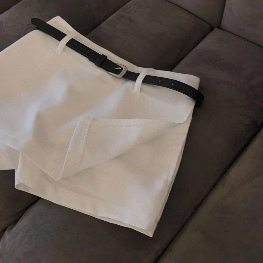 Мини-юбка-шорты с разрезом и ремнём в комплекте