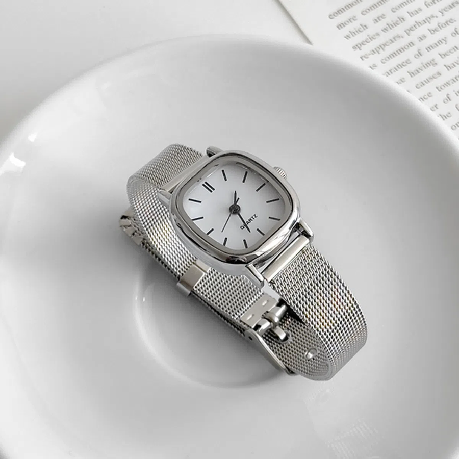 Simple Metal Silver Women’s Wristwatch — женские наручные часы в минималистичном стиле с серебристым металлическим браслетом