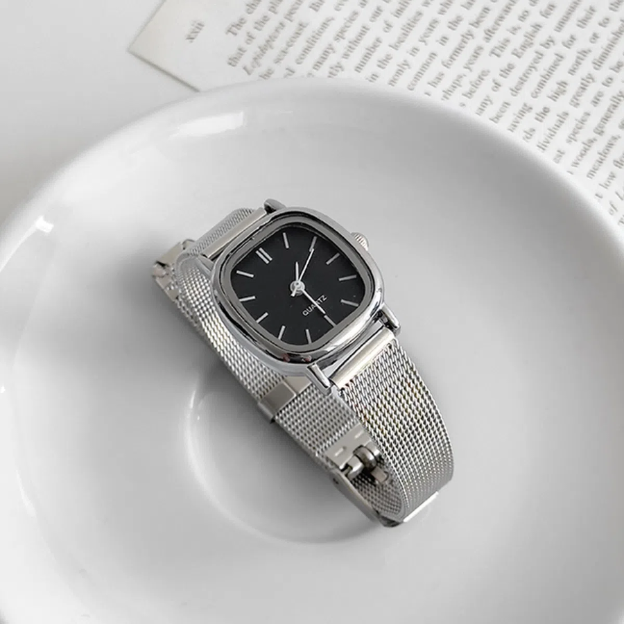 Simple Metal Silver Women’s Wristwatch — женские наручные часы в минималистичном стиле с серебристым металлическим браслетом