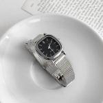 Simple Metal Silver Women’s Wristwatch — женские наручные часы в минималистичном стиле с серебристым металлическим браслетом