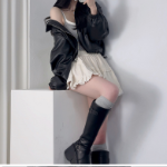 Мини-юбка с кружевной отделкой и встроенными шортами