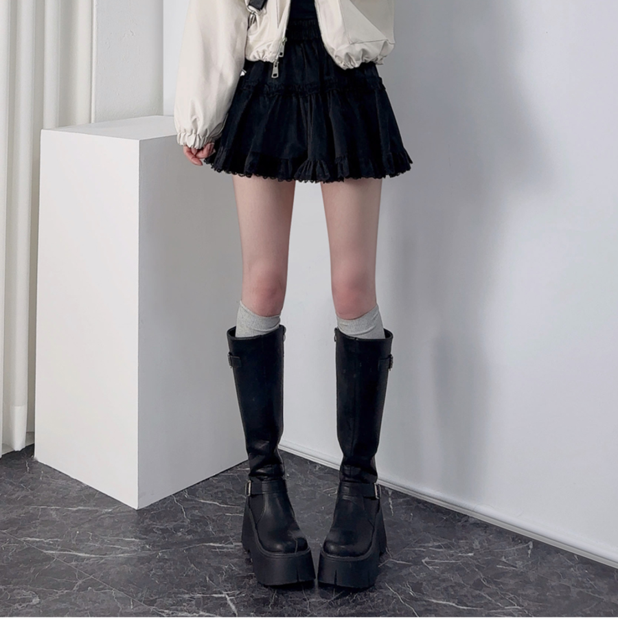 Мини-юбка с кружевной отделкой и встроенными шортами