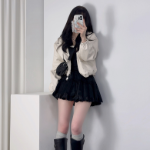 Мини-юбка с кружевной отделкой и встроенными шортами