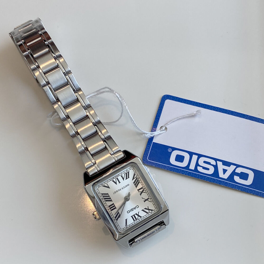 Casio Square Roman Metal Watch — женские часы с квадратным корпусом и римскими цифрами на металлическом браслете