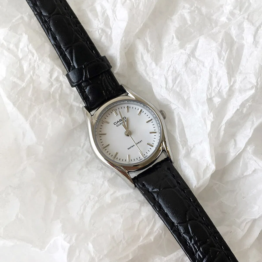 Casio Black Leather Wristwatch — классические женские часы с чёрным кожаным ремешком