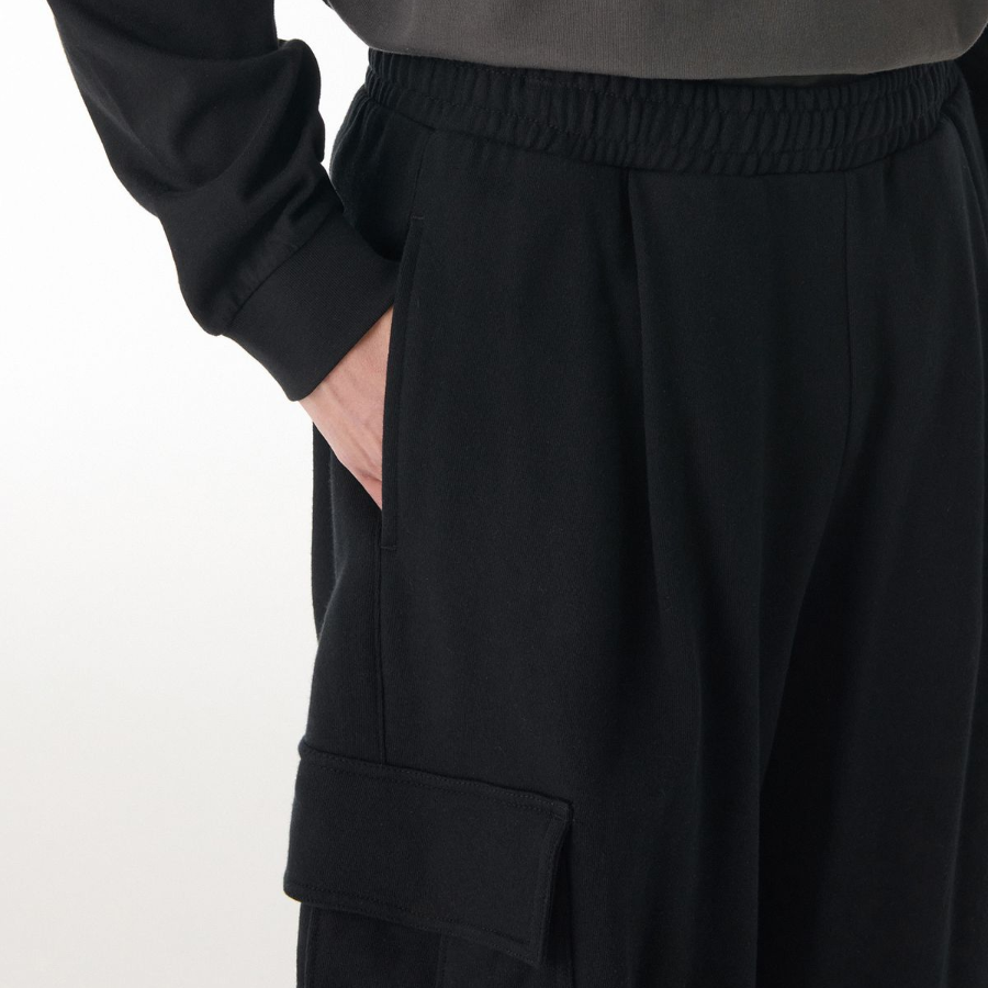 One-Tuck Cargo Bermuda Sweat Pants [Black]