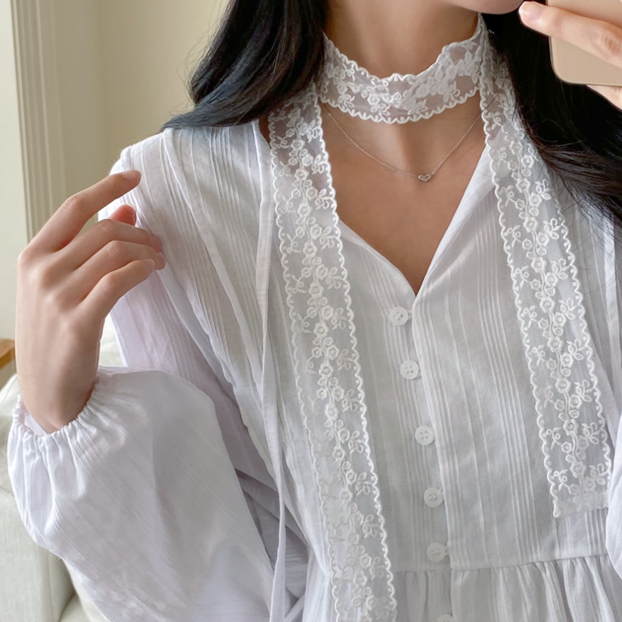 Lace Muffler, Lace Choker, Lace Tie Layered Spring Look — кружевной шарф, чокер и шнур для многослойного весеннего образа