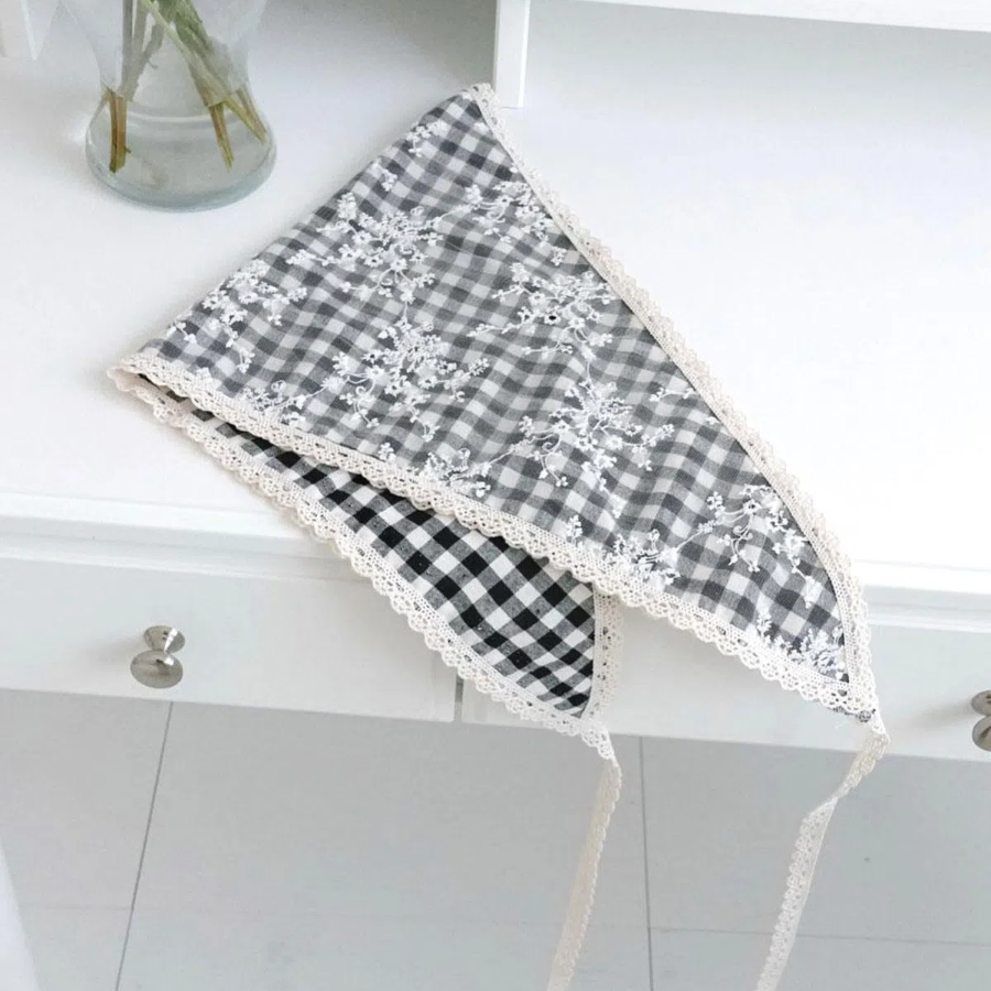 Boronia Lace Check Reversible Scarf — двухсторонний платок с кружевом и цветочно-клетчатым узором