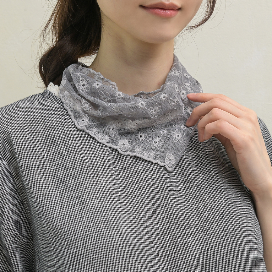 Mini Floral Lace Triangle Scarf — миниатюрный треугольный кружевной шарф с цветочным узором