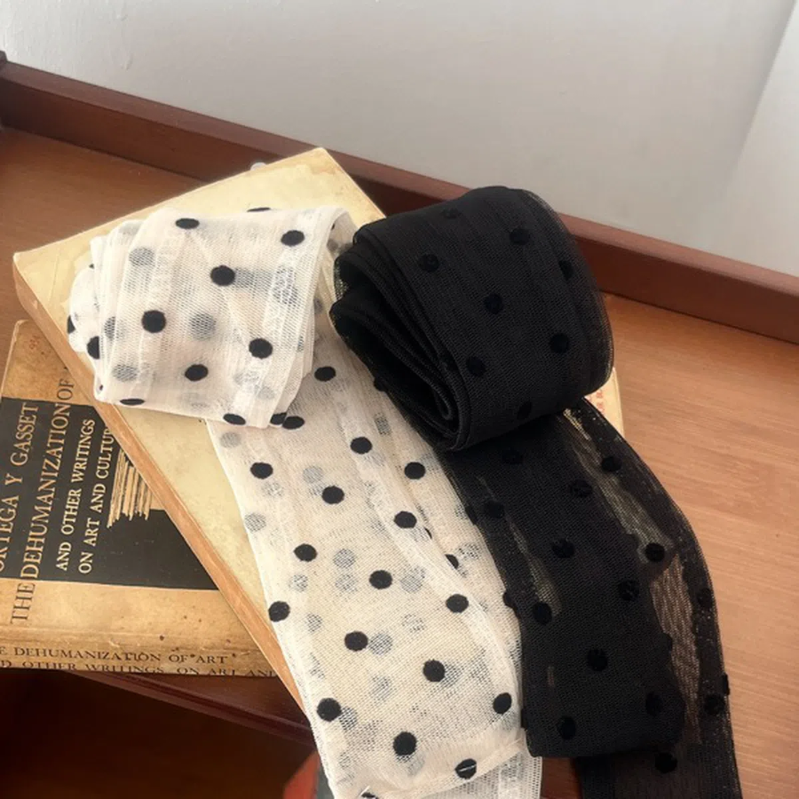 Hanpio Dot Muffler — лёгкий шарф с гороховым узором для повседневных и романтичных образов