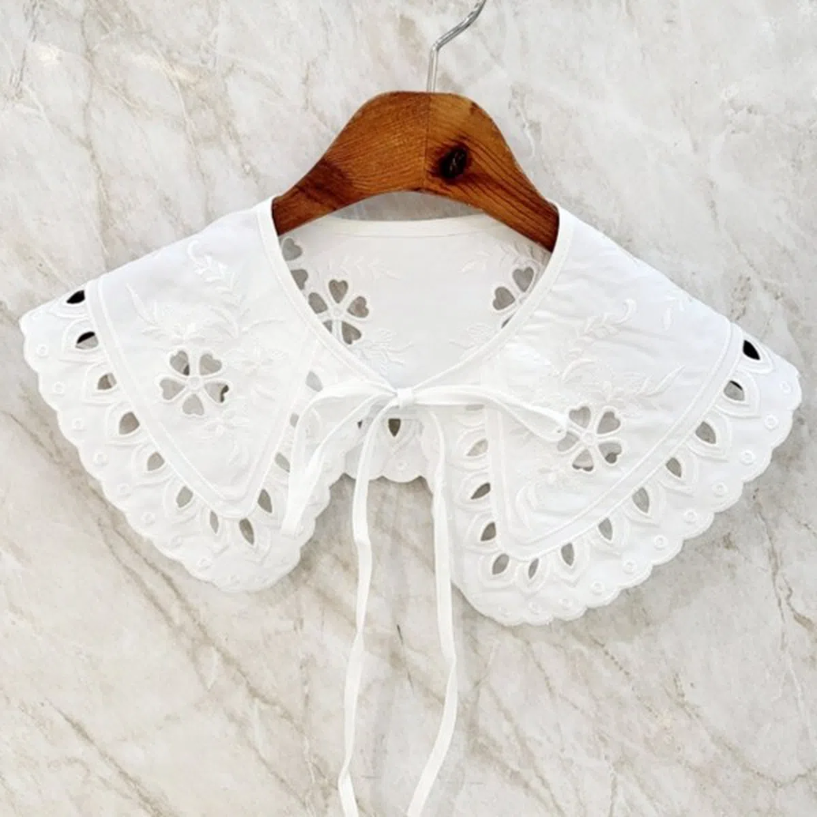 Cotton 100 Tiny Floral Punching Neck Cape — хлопковый воротник с мелким цветочным узором и перфорацией