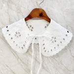 Cotton 100 Tiny Floral Punching Neck Cape — хлопковый воротник с мелким цветочным узором и перфорацией