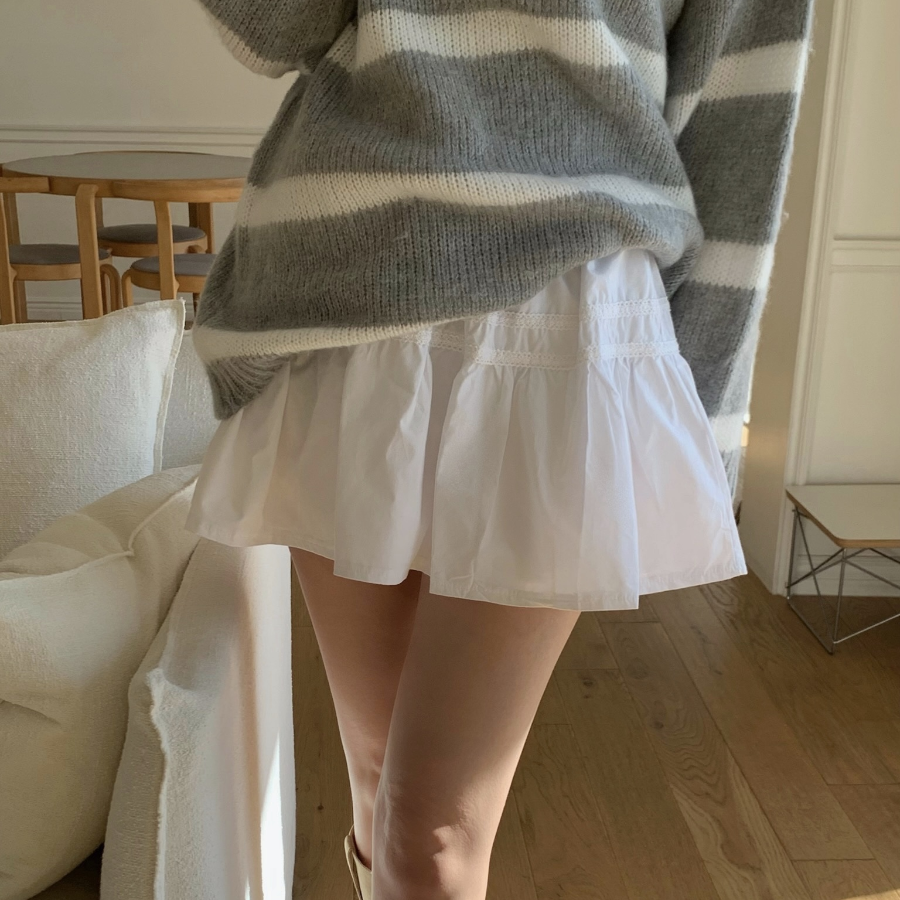 Мини-юбка с кружевом и расклешённым силуэтом