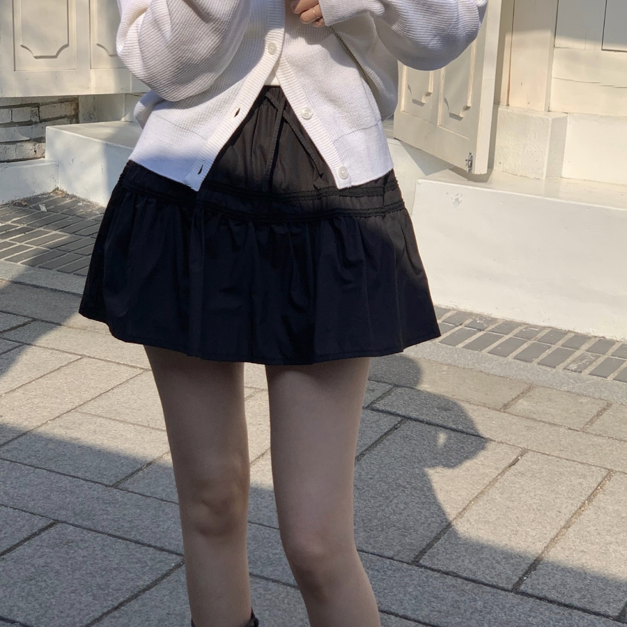 Мини-юбка с кружевом и расклешённым силуэтом