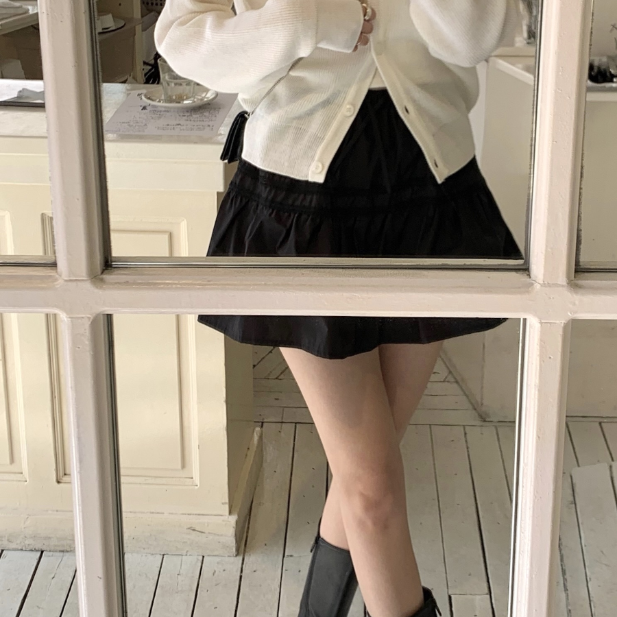 Мини-юбка с кружевом и расклешённым силуэтом