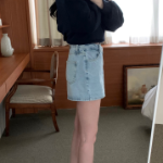 Асимметричная джинсовая мини-юбка с косым кроем